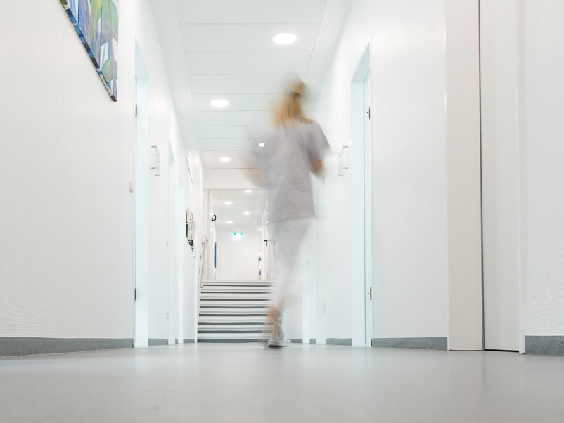 eine Krankenschwester im Zahnzentrum Hansaring