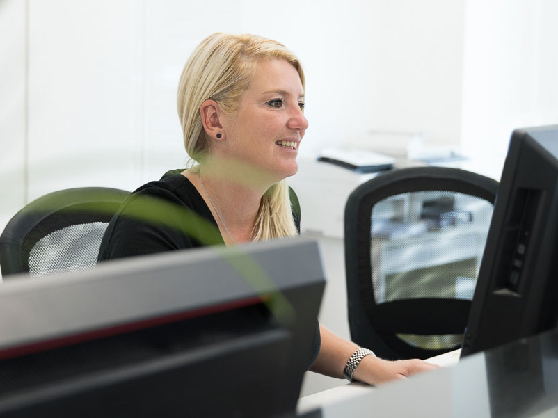 eine Frau am Empfang bei der individuellen Finanzierung
